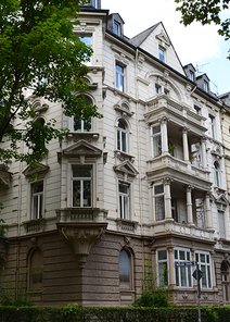 Vorher - Fassadenreinigung und Anstrich Denkmalgeschütztes Haus in Wiesbaden
